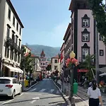 Edificio Charles 102 *