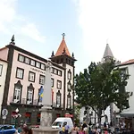 Edificio Charles 102 *