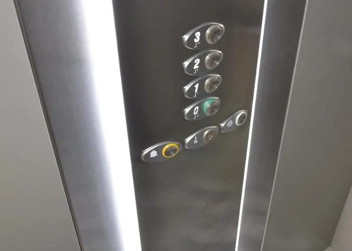 Edificio Charles 102 *