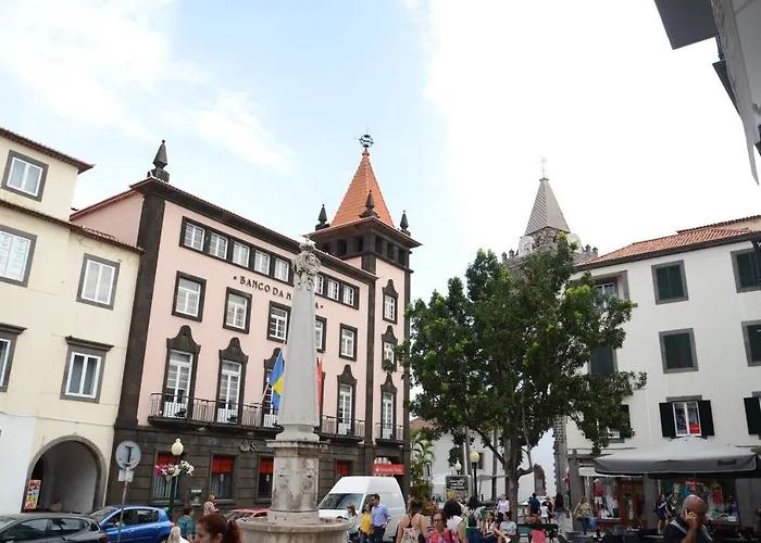 Edificio Charles 102 *