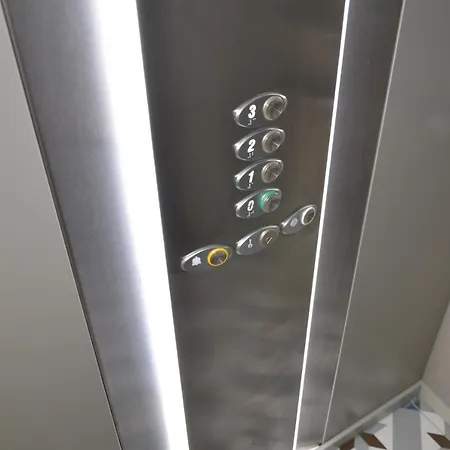 Edificio Charles 102 *