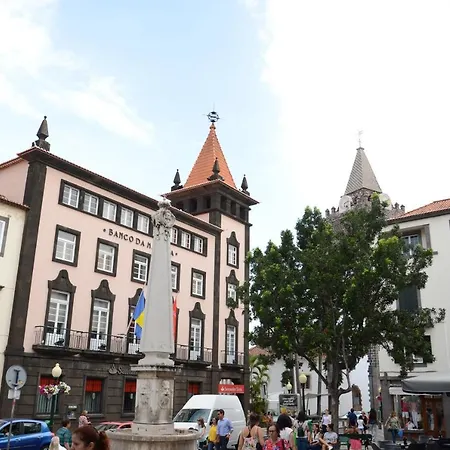 Edificio Charles 102 *