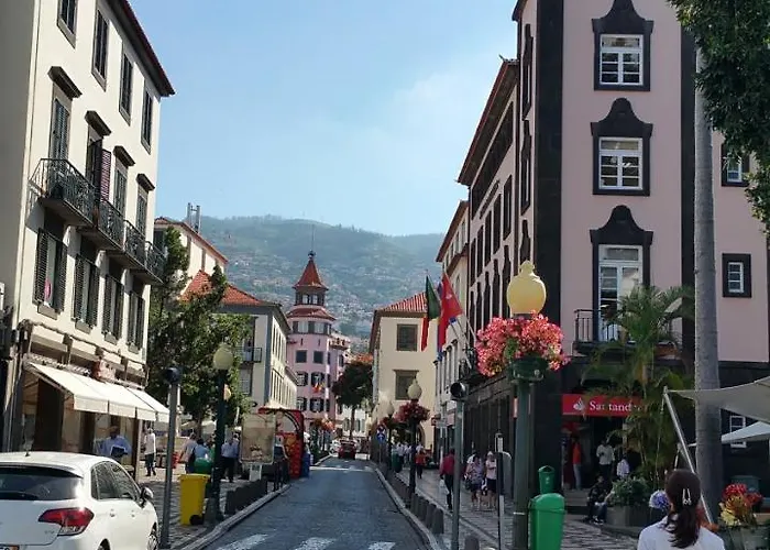 Edificio Charles 102 *